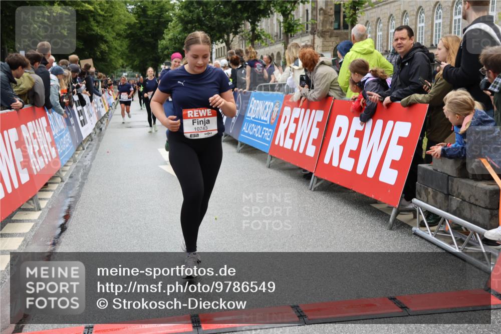 14.06.2026 - REWE Women's Run Strokosch-Dieckow http://msf.ph/oto/9786549 14.06.2026 10:08:15 Ziel 10739, 10743, 11145, 11393, 11480 meine-sportfotos.de
