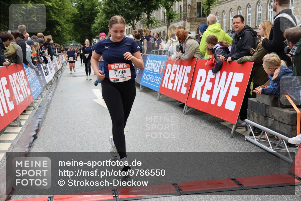 14.06.2026 - REWE Women's Run Strokosch-Dieckow http://msf.ph/oto/9786550 14.06.2026 10:08:15 Ziel 10739, 10743, 11145, 11393, 11480 meine-sportfotos.de