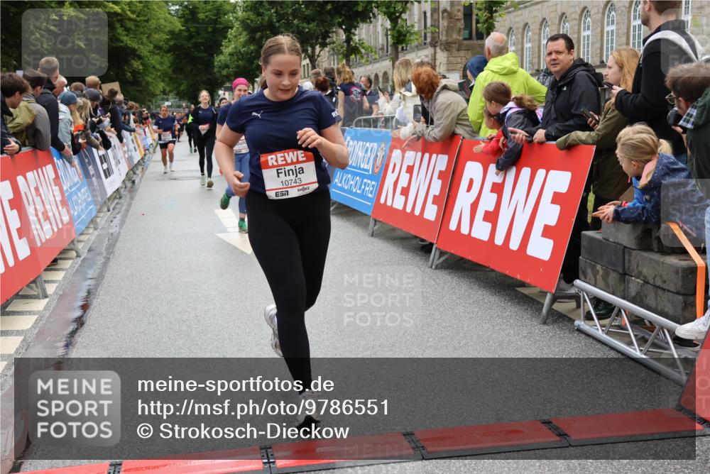 14.06.2026 - REWE Women's Run Strokosch-Dieckow http://msf.ph/oto/9786551 14.06.2026 10:08:15 Ziel 10739, 10743, 11145, 11393, 11480 meine-sportfotos.de