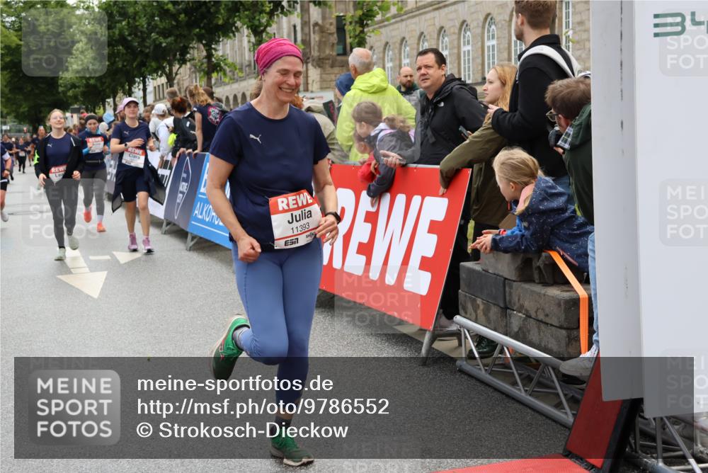 14.06.2026 - REWE Women's Run Strokosch-Dieckow http://msf.ph/oto/9786552 14.06.2026 10:08:17 Ziel 10353, 10723, 10739, 10743, 11145, 11376, 11393, 11480 meine-sportfotos.de