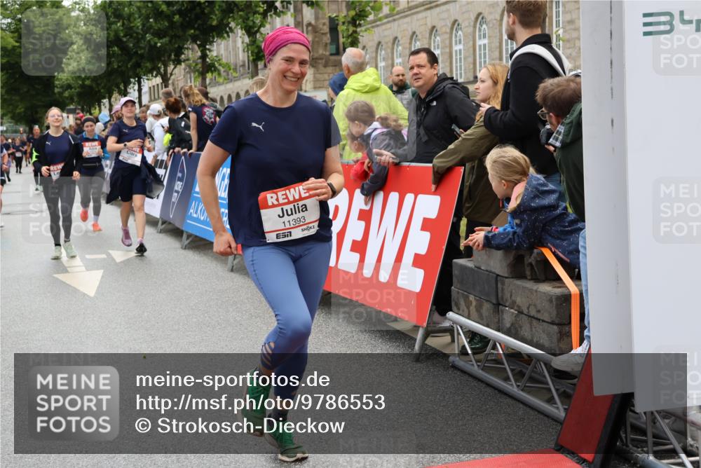 14.06.2026 - REWE Women's Run Strokosch-Dieckow http://msf.ph/oto/9786553 14.06.2026 10:08:17 Ziel 10353, 10723, 10739, 10743, 11145, 11376, 11393, 11480 meine-sportfotos.de