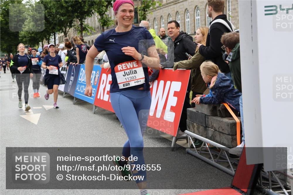 14.06.2026 - REWE Women's Run Strokosch-Dieckow http://msf.ph/oto/9786555 14.06.2026 10:08:17 Ziel 10353, 10723, 10739, 10743, 11145, 11376, 11393, 11480 meine-sportfotos.de