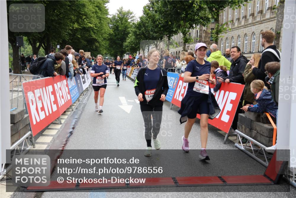 14.06.2026 - REWE Women's Run Strokosch-Dieckow http://msf.ph/oto/9786556 14.06.2026 10:08:20 Ziel 10353, 10371, 10723, 10739, 10743, 11145, 11376, 11393 meine-sportfotos.de