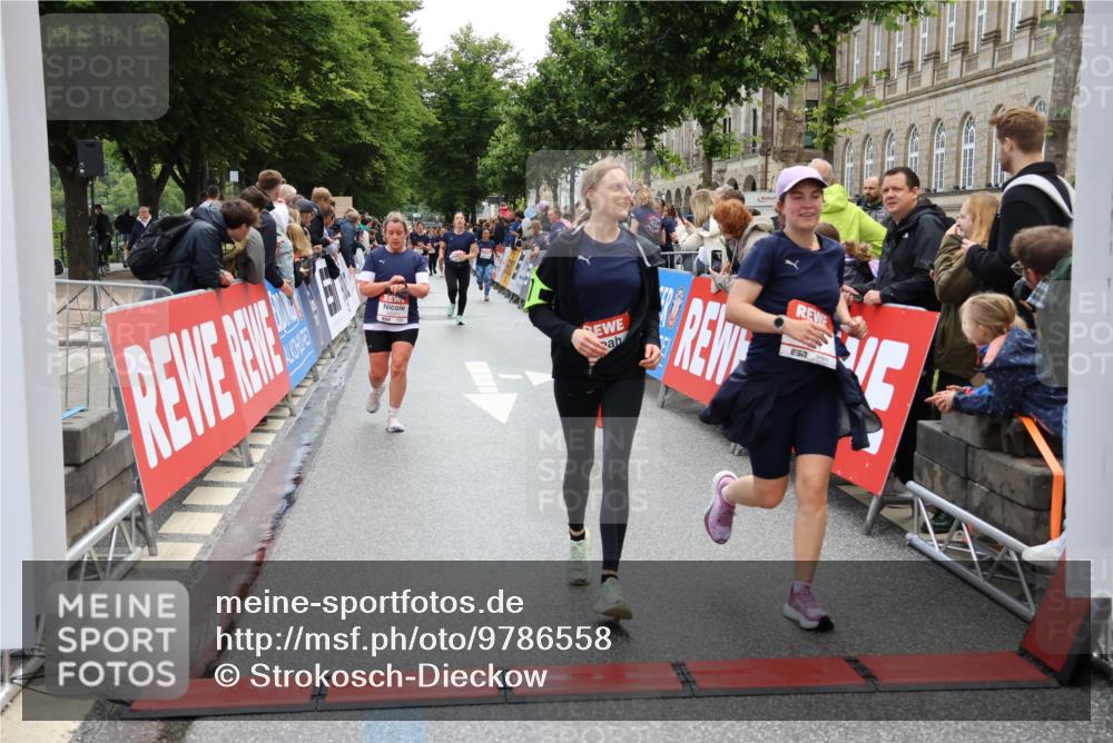 14.06.2026 - REWE Women's Run Strokosch-Dieckow http://msf.ph/oto/9786558 14.06.2026 10:08:20 Ziel 10353, 10371, 10723, 10739, 10743, 11145, 11376, 11393 meine-sportfotos.de