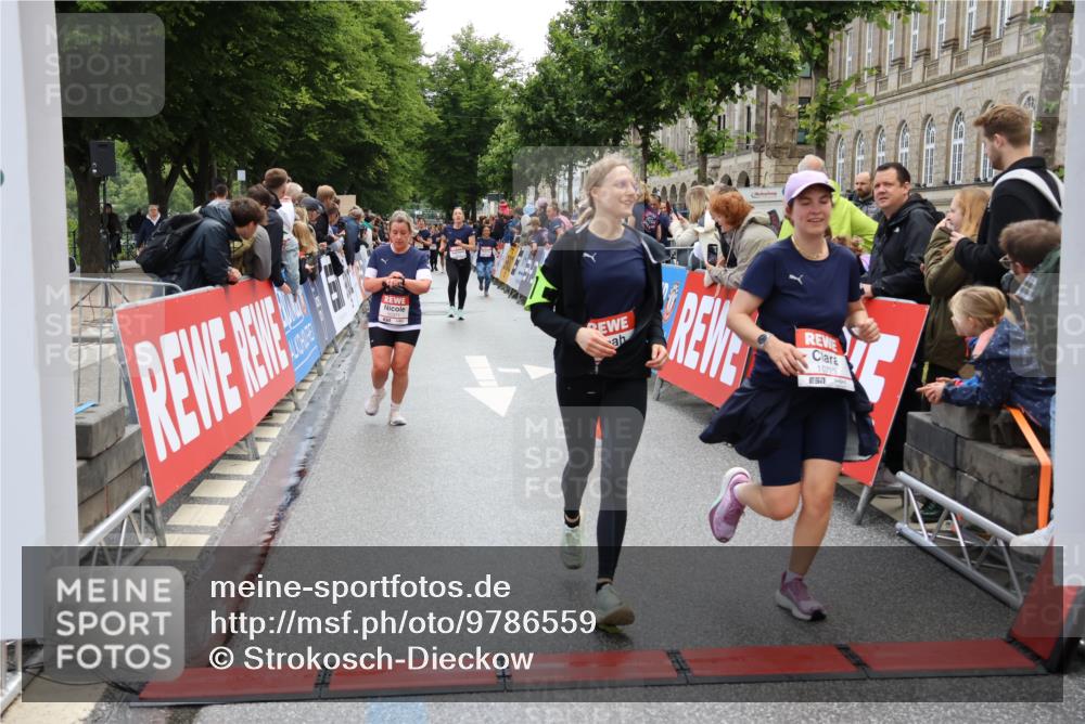 14.06.2026 - REWE Women's Run Strokosch-Dieckow http://msf.ph/oto/9786559 14.06.2026 10:08:20 Ziel 10353, 10371, 10723, 10739, 10743, 11145, 11376, 11393 meine-sportfotos.de