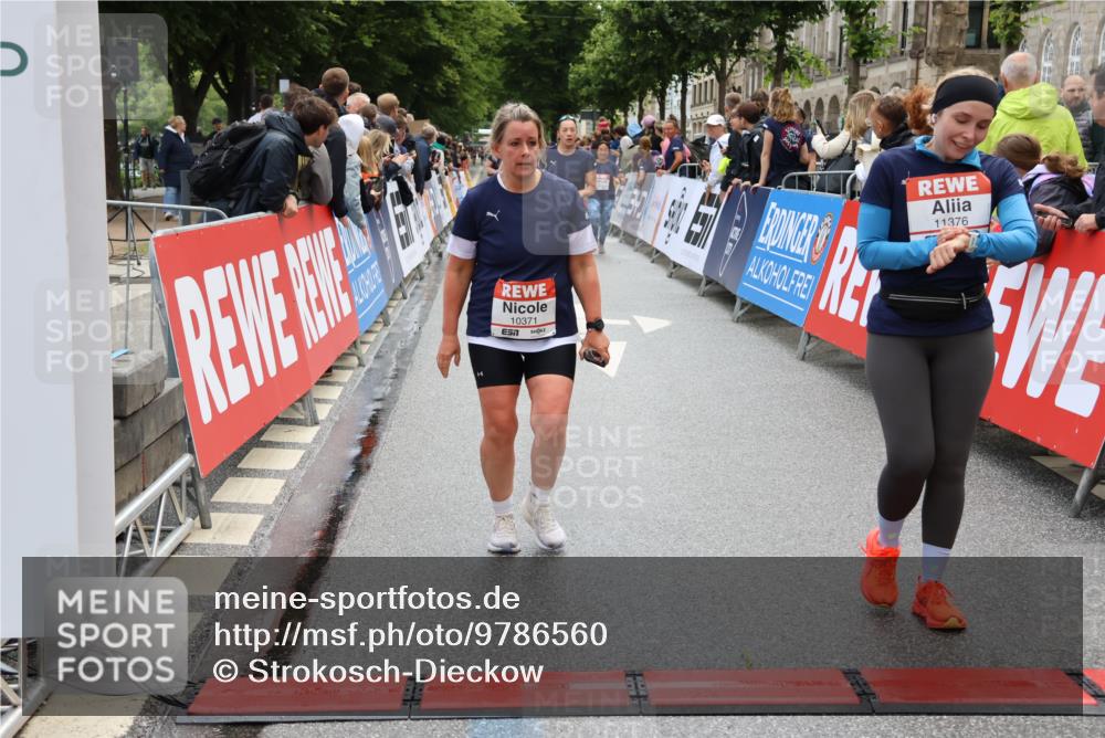 14.06.2026 - REWE Women's Run Strokosch-Dieckow http://msf.ph/oto/9786560 14.06.2026 10:08:22 Ziel 10353, 10371, 10578, 10723, 10743, 11376, 11393 meine-sportfotos.de