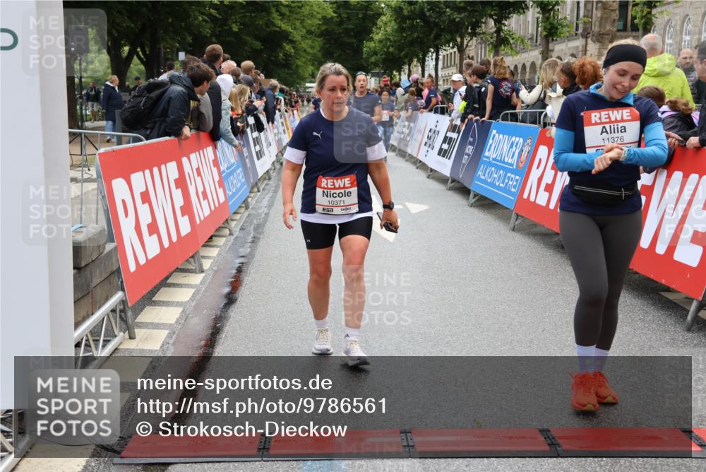 14.06.2026 - REWE Women's Run Strokosch-Dieckow http://msf.ph/oto/9786561 14.06.2026 10:08:22 Ziel 10353, 10371, 10578, 10723, 10743, 11376, 11393 meine-sportfotos.de