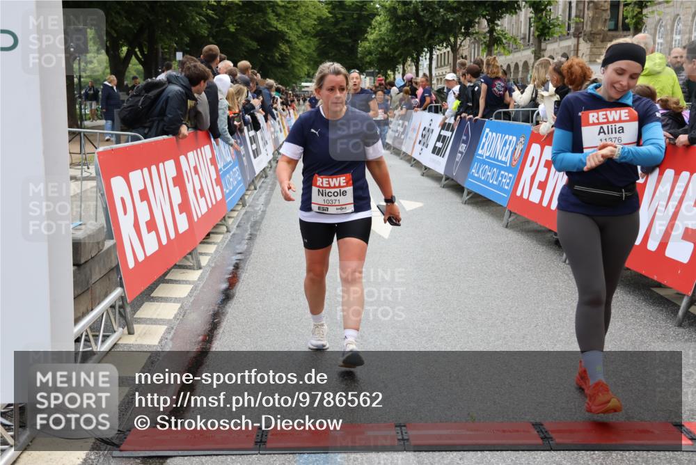 14.06.2026 - REWE Women's Run Strokosch-Dieckow http://msf.ph/oto/9786562 14.06.2026 10:08:22 Ziel 10353, 10371, 10578, 10723, 10743, 11376, 11393 meine-sportfotos.de