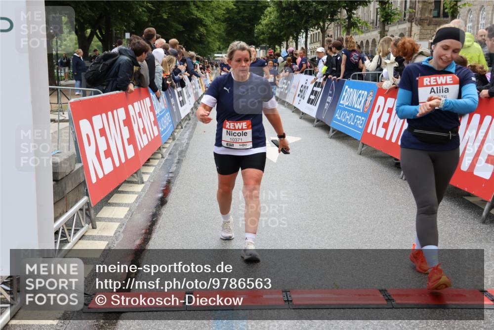 14.06.2026 - REWE Women's Run Strokosch-Dieckow http://msf.ph/oto/9786563 14.06.2026 10:08:22 Ziel 10353, 10371, 10578, 10723, 10743, 11376, 11393 meine-sportfotos.de