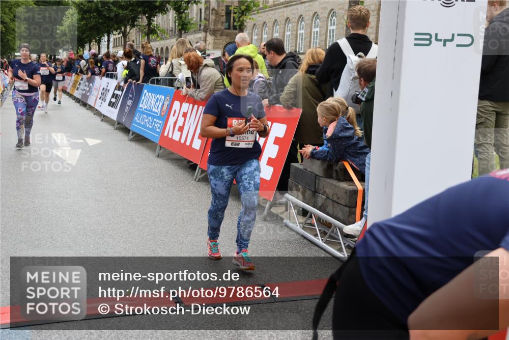 14.06.2026 - REWE Women's Run Strokosch-Dieckow http://msf.ph/oto/9786564 14.06.2026 10:08:27 Ziel 10353, 10371, 10574, 10578, 10723, 10764, 11376, 11525 meine-sportfotos.de