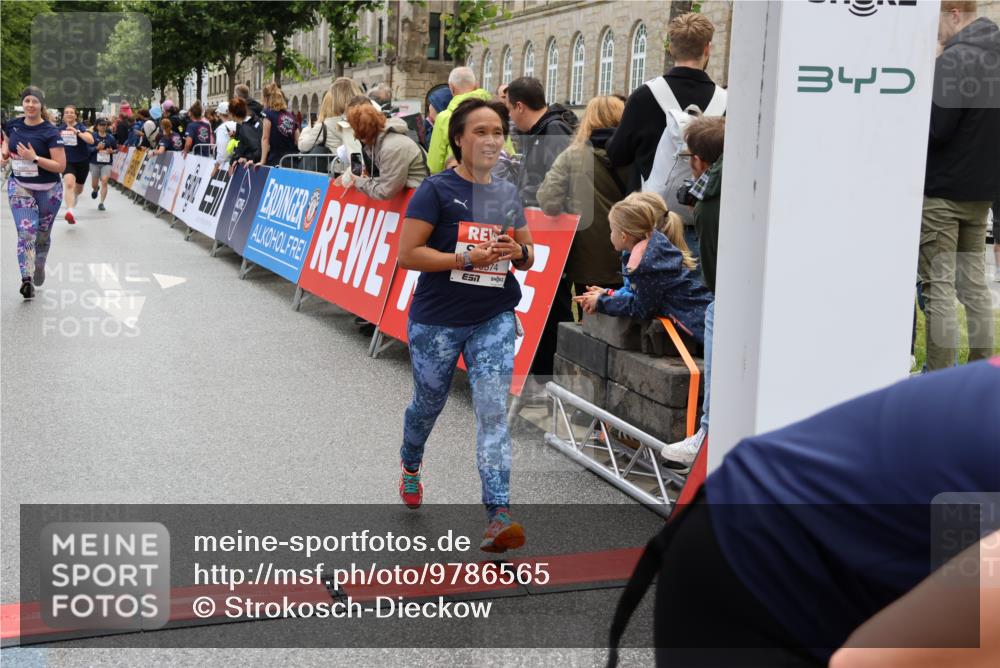 14.06.2026 - REWE Women's Run Strokosch-Dieckow http://msf.ph/oto/9786565 14.06.2026 10:08:27 Ziel 10353, 10371, 10574, 10578, 10723, 10764, 11376, 11525 meine-sportfotos.de