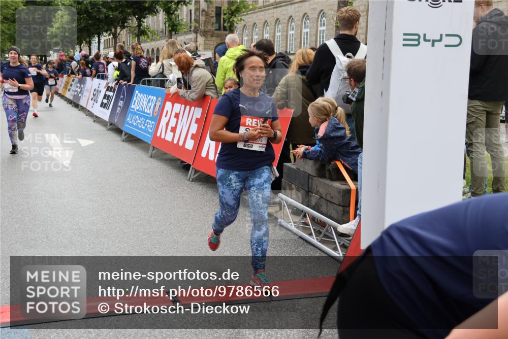 14.06.2026 - REWE Women's Run Strokosch-Dieckow http://msf.ph/oto/9786566 14.06.2026 10:08:27 Ziel 10353, 10371, 10574, 10578, 10723, 10764, 11376, 11525 meine-sportfotos.de