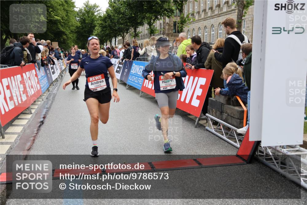 14.06.2026 - REWE Women's Run Strokosch-Dieckow http://msf.ph/oto/9786573 14.06.2026 10:08:33 Ziel 10574, 10578, 10582, 10760, 10764, 10963, 11525 meine-sportfotos.de
