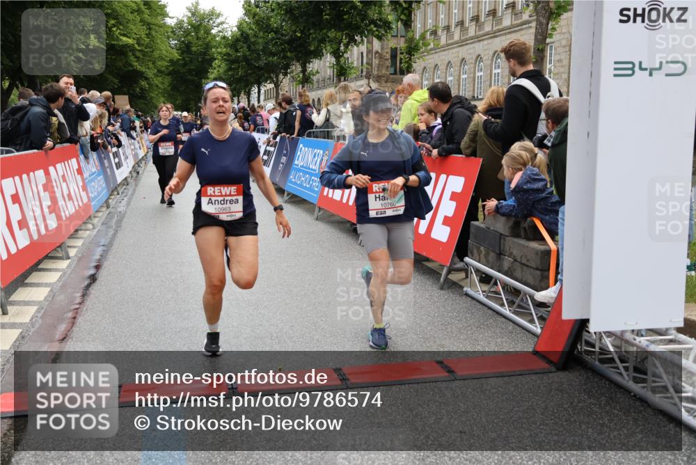 14.06.2026 - REWE Women's Run Strokosch-Dieckow http://msf.ph/oto/9786574 14.06.2026 10:08:33 Ziel 10574, 10578, 10582, 10760, 10764, 10963, 11525 meine-sportfotos.de