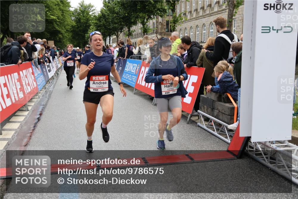 14.06.2026 - REWE Women's Run Strokosch-Dieckow http://msf.ph/oto/9786575 14.06.2026 10:08:33 Ziel 10574, 10578, 10582, 10760, 10764, 10963, 11525 meine-sportfotos.de