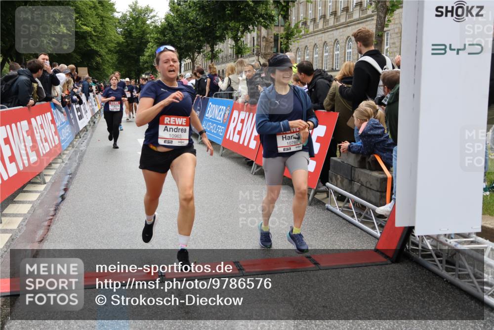 14.06.2026 - REWE Women's Run Strokosch-Dieckow http://msf.ph/oto/9786576 14.06.2026 10:08:33 Ziel 10574, 10578, 10582, 10760, 10764, 10963, 11525 meine-sportfotos.de