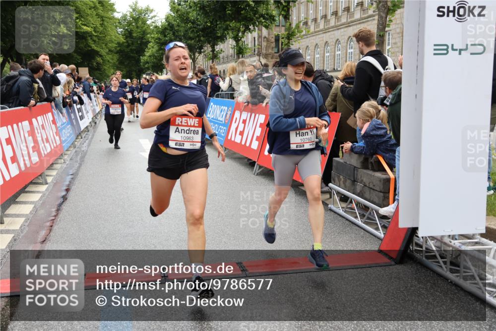 14.06.2026 - REWE Women's Run Strokosch-Dieckow http://msf.ph/oto/9786577 14.06.2026 10:08:33 Ziel 10574, 10578, 10582, 10760, 10764, 10963, 11525 meine-sportfotos.de