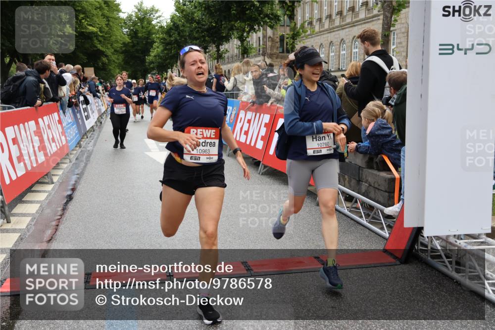 14.06.2026 - REWE Women's Run Strokosch-Dieckow http://msf.ph/oto/9786578 14.06.2026 10:08:33 Ziel 10574, 10578, 10582, 10760, 10764, 10963, 11525 meine-sportfotos.de