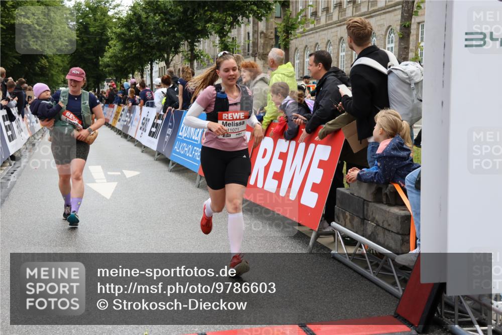 14.06.2026 - REWE Women's Run Strokosch-Dieckow http://msf.ph/oto/9786603 14.06.2026 10:08:50 Ziel 10022, 10114, 10361, 10846, 11071 meine-sportfotos.de