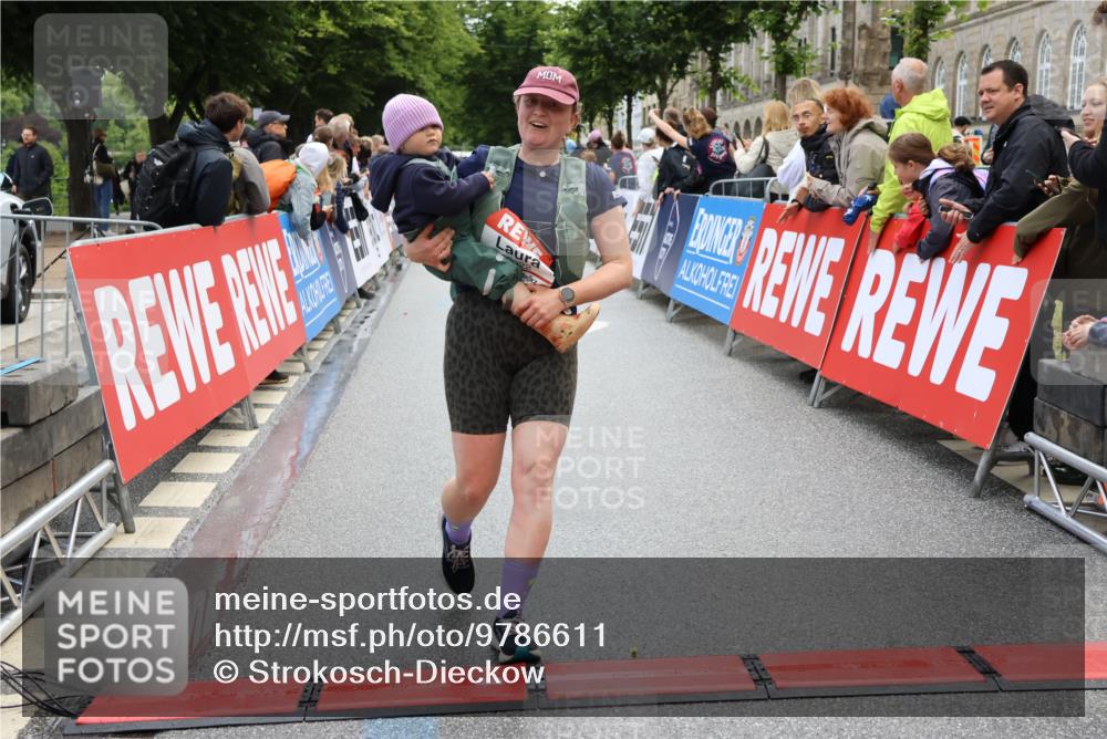 14.06.2026 - REWE Women's Run Strokosch-Dieckow http://msf.ph/oto/9786611 14.06.2026 10:08:51 Ziel 10022, 10114, 10361, 10846, 11071 meine-sportfotos.de