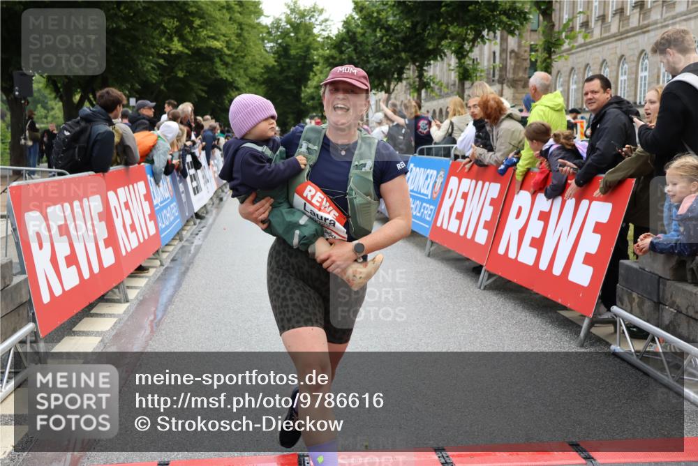 14.06.2026 - REWE Women's Run Strokosch-Dieckow http://msf.ph/oto/9786616 14.06.2026 10:08:52 Ziel 10022, 10114, 10361, 10846, 11071 meine-sportfotos.de