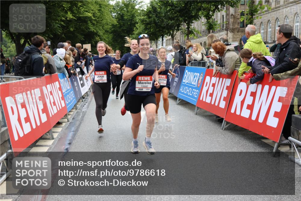 14.06.2026 - REWE Women's Run Strokosch-Dieckow http://msf.ph/oto/9786618 14.06.2026 10:08:57 Ziel 10022, 10124, 10259, 10376, 10692, 10793, 11071, 11197 meine-sportfotos.de