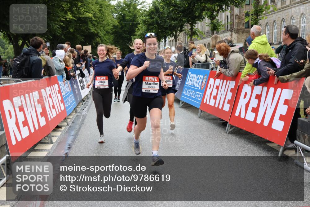 14.06.2026 - REWE Women's Run Strokosch-Dieckow http://msf.ph/oto/9786619 14.06.2026 10:08:57 Ziel 10022, 10124, 10259, 10376, 10692, 10793, 11071, 11197 meine-sportfotos.de