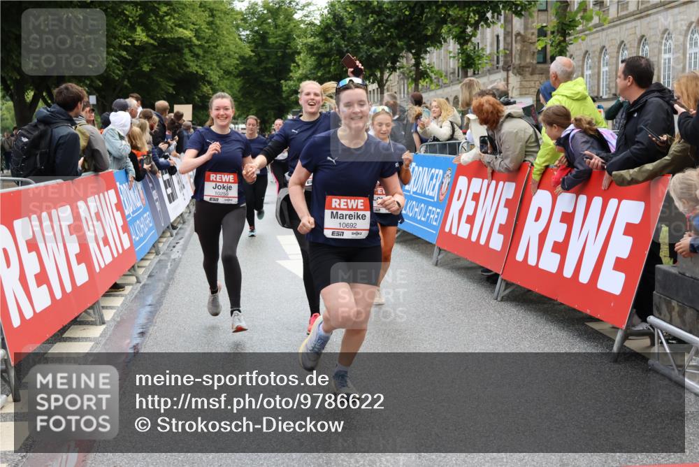 14.06.2026 - REWE Women's Run Strokosch-Dieckow http://msf.ph/oto/9786622 14.06.2026 10:08:57 Ziel 10022, 10124, 10259, 10376, 10692, 10793, 11071, 11197 meine-sportfotos.de
