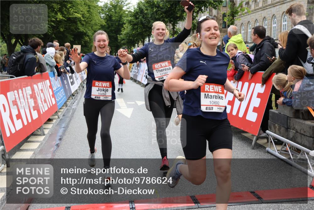 14.06.2026 - REWE Women's Run Strokosch-Dieckow http://msf.ph/oto/9786624 14.06.2026 10:08:58 Ziel 10022, 10124, 10259, 10376, 10692, 10793, 11071, 11197 meine-sportfotos.de