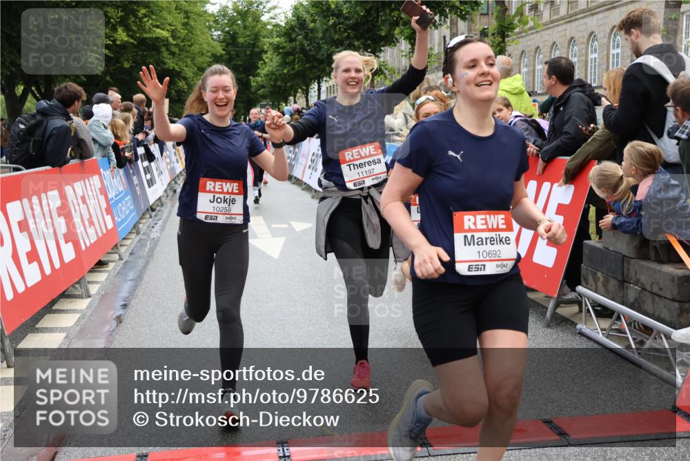 14.06.2026 - REWE Women's Run Strokosch-Dieckow http://msf.ph/oto/9786625 14.06.2026 10:08:58 Ziel 10022, 10124, 10259, 10376, 10692, 10793, 11071, 11197 meine-sportfotos.de