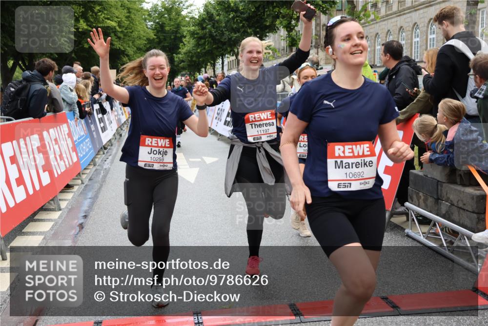 14.06.2026 - REWE Women's Run Strokosch-Dieckow http://msf.ph/oto/9786626 14.06.2026 10:08:58 Ziel 10022, 10124, 10259, 10376, 10692, 10793, 11071, 11197 meine-sportfotos.de