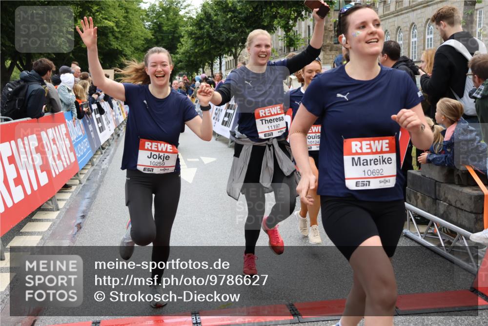 14.06.2026 - REWE Women's Run Strokosch-Dieckow http://msf.ph/oto/9786627 14.06.2026 10:08:58 Ziel 10022, 10124, 10259, 10376, 10692, 10793, 11071, 11197 meine-sportfotos.de