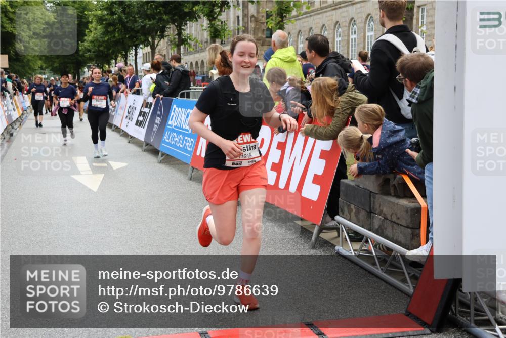 14.06.2026 - REWE Women's Run Strokosch-Dieckow http://msf.ph/oto/9786639 14.06.2026 10:09:04 Ziel 10124, 10248, 10259, 10376, 10692, 10793, 11159, 11197, 11219 meine-sportfotos.de