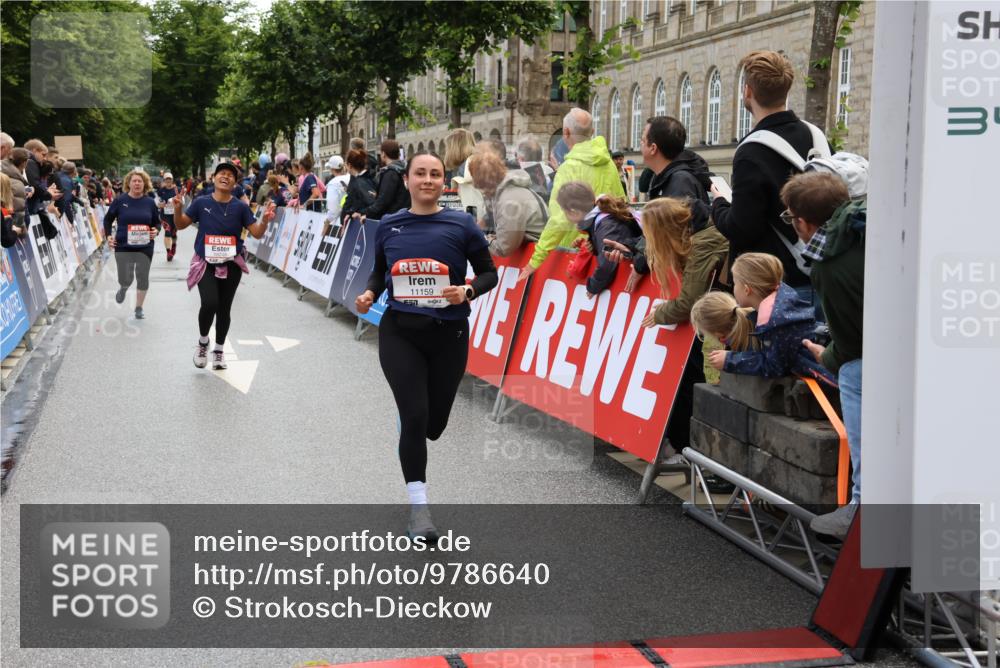 14.06.2026 - REWE Women's Run Strokosch-Dieckow http://msf.ph/oto/9786640 14.06.2026 10:09:06 Ziel 10124, 10248, 10259, 10376, 10793, 11159, 11197, 11219, 11455 meine-sportfotos.de