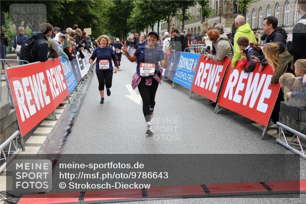 14.06.2026 - REWE Women's Run Strokosch-Dieckow http://msf.ph/oto/9786643 14.06.2026 10:09:08 Ziel 10248, 10376, 10793, 10884, 11159, 11219, 11455 meine-sportfotos.de