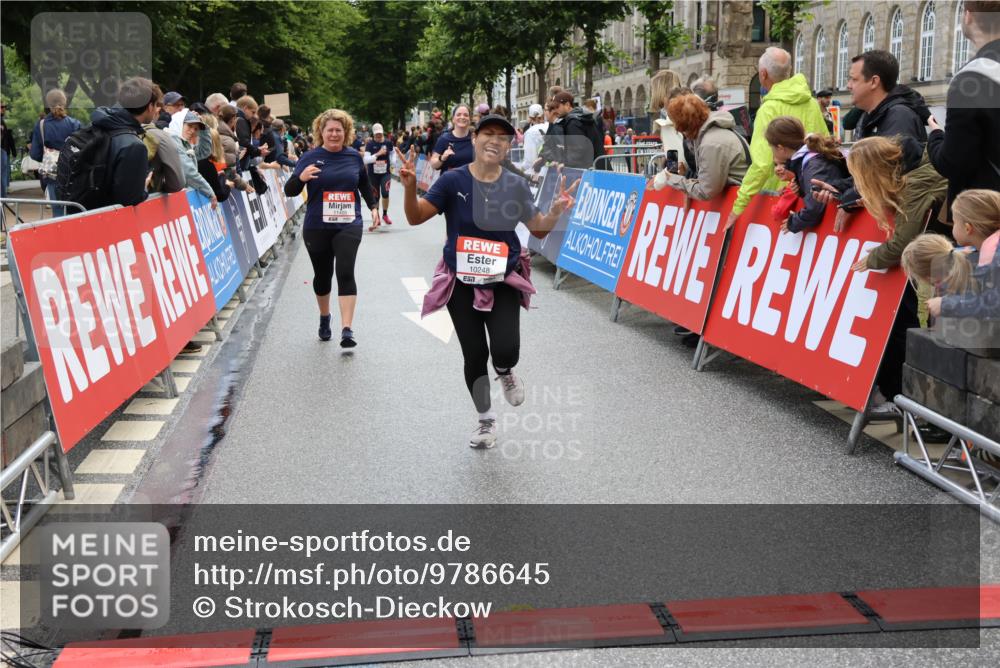 14.06.2026 - REWE Women's Run Strokosch-Dieckow http://msf.ph/oto/9786645 14.06.2026 10:09:08 Ziel 10248, 10376, 10793, 10884, 11159, 11219, 11455 meine-sportfotos.de