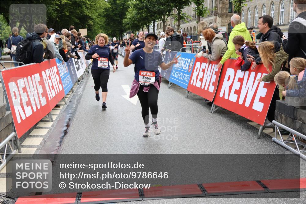 14.06.2026 - REWE Women's Run Strokosch-Dieckow http://msf.ph/oto/9786646 14.06.2026 10:09:08 Ziel 10248, 10376, 10793, 10884, 11159, 11219, 11455 meine-sportfotos.de