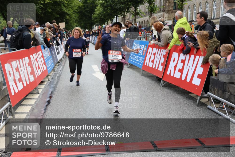 14.06.2026 - REWE Women's Run Strokosch-Dieckow http://msf.ph/oto/9786648 14.06.2026 10:09:08 Ziel 10248, 10376, 10793, 10884, 11159, 11219, 11455 meine-sportfotos.de