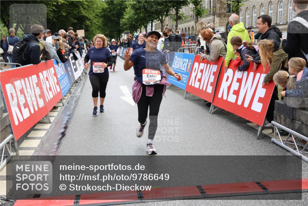 14.06.2026 - REWE Women's Run Strokosch-Dieckow http://msf.ph/oto/9786649 14.06.2026 10:09:08 Ziel 10248, 10376, 10793, 10884, 11159, 11219, 11455 meine-sportfotos.de