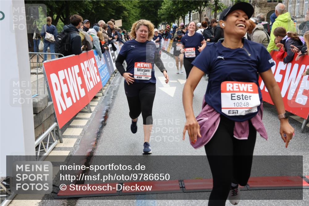 14.06.2026 - REWE Women's Run Strokosch-Dieckow http://msf.ph/oto/9786650 14.06.2026 10:09:09 Ziel 10248, 10376, 10884, 11153, 11159, 11219, 11455, 11489 meine-sportfotos.de