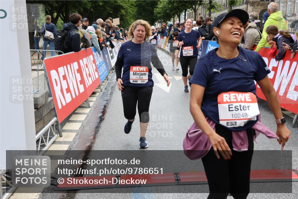 14.06.2026 - REWE Women's Run Strokosch-Dieckow http://msf.ph/oto/9786651 14.06.2026 10:09:09 Ziel 10248, 10376, 10884, 11153, 11159, 11219, 11455, 11489 meine-sportfotos.de