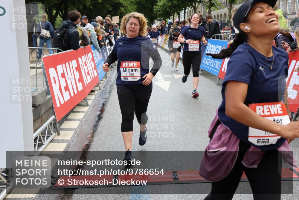 14.06.2026 - REWE Women's Run Strokosch-Dieckow http://msf.ph/oto/9786654 14.06.2026 10:09:09 Ziel 10248, 10376, 10884, 11153, 11159, 11219, 11455, 11489 meine-sportfotos.de