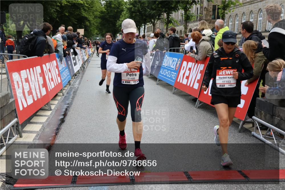 14.06.2026 - REWE Women's Run Strokosch-Dieckow http://msf.ph/oto/9786656 14.06.2026 10:09:13 Ziel 10248, 10751, 10884, 11153, 11159, 11455, 11489 meine-sportfotos.de