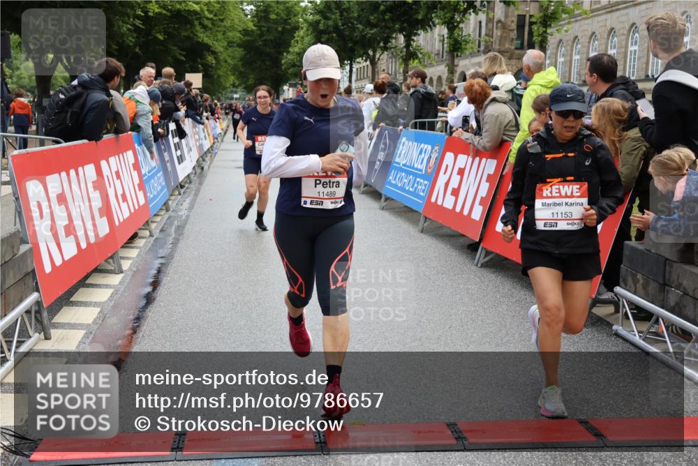 14.06.2026 - REWE Women's Run Strokosch-Dieckow http://msf.ph/oto/9786657 14.06.2026 10:09:13 Ziel 10248, 10751, 10884, 11153, 11159, 11455, 11489 meine-sportfotos.de