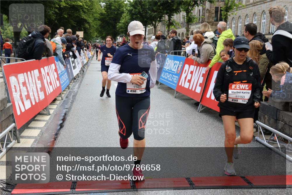 14.06.2026 - REWE Women's Run Strokosch-Dieckow http://msf.ph/oto/9786658 14.06.2026 10:09:13 Ziel 10248, 10751, 10884, 11153, 11159, 11455, 11489 meine-sportfotos.de