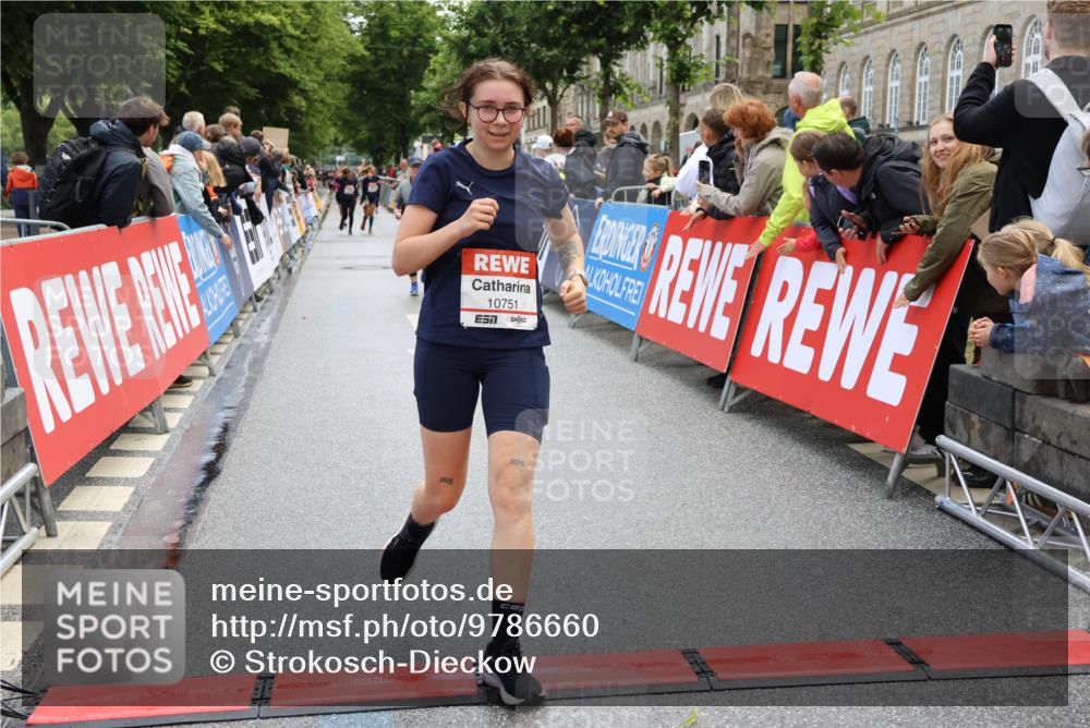 14.06.2026 - REWE Women's Run Strokosch-Dieckow http://msf.ph/oto/9786660 14.06.2026 10:09:15 Ziel 10248, 10712, 10751, 10884, 11153, 11455, 11489 meine-sportfotos.de