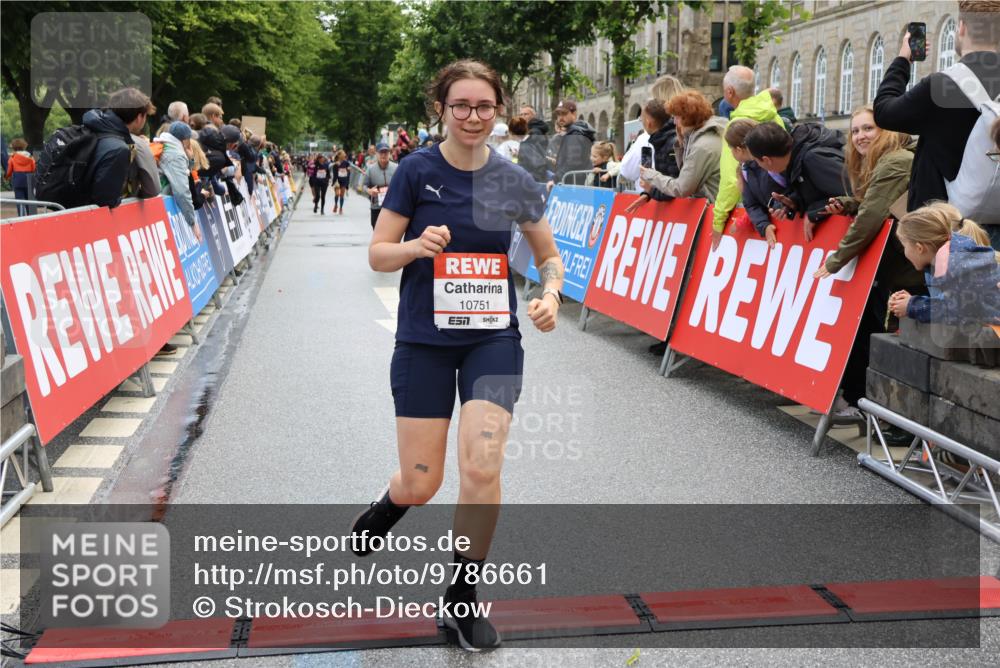 14.06.2026 - REWE Women's Run Strokosch-Dieckow http://msf.ph/oto/9786661 14.06.2026 10:09:15 Ziel 10248, 10712, 10751, 10884, 11153, 11455, 11489 meine-sportfotos.de