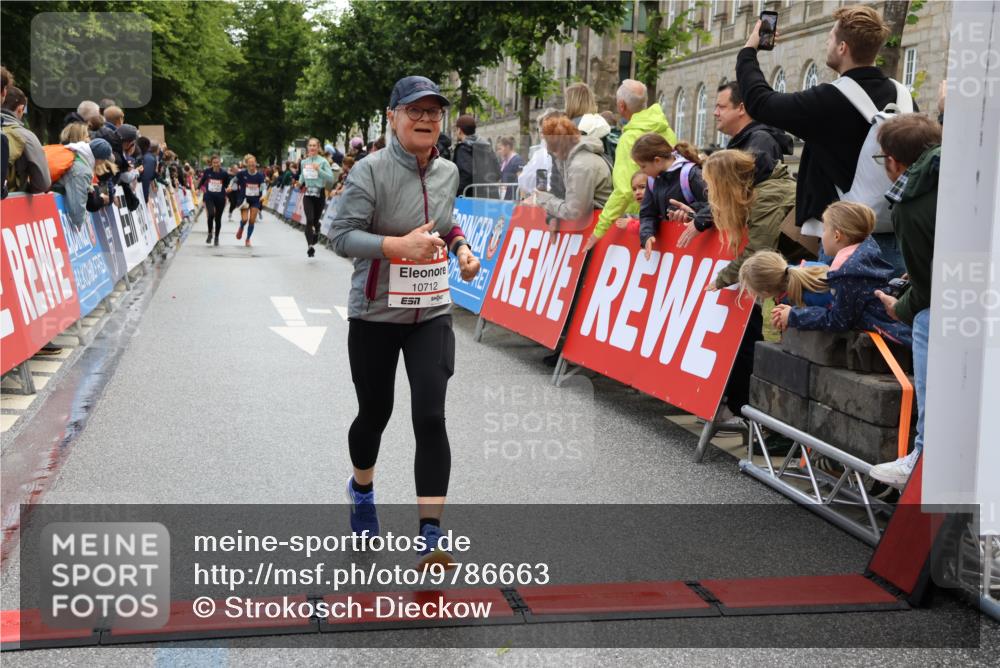 14.06.2026 - REWE Women's Run Strokosch-Dieckow http://msf.ph/oto/9786663 14.06.2026 10:09:19 Ziel 10712, 10751, 10884, 11057, 11153, 11489 meine-sportfotos.de