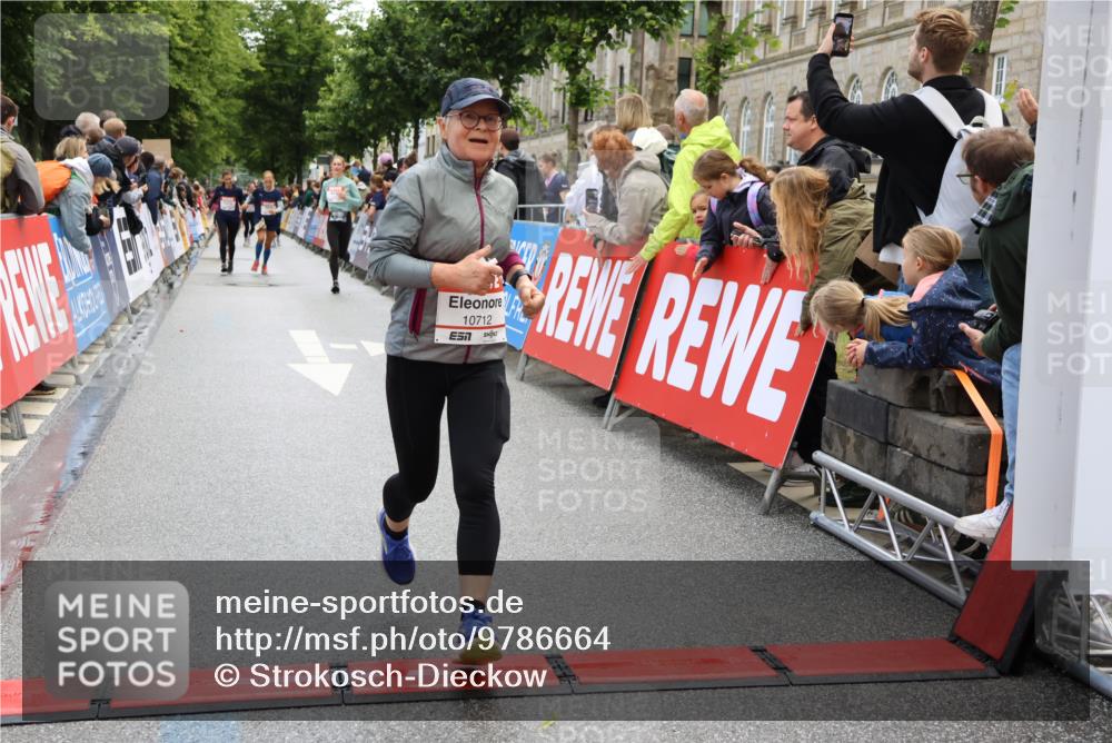 14.06.2026 - REWE Women's Run Strokosch-Dieckow http://msf.ph/oto/9786664 14.06.2026 10:09:19 Ziel 10712, 10751, 10884, 11057, 11153, 11489 meine-sportfotos.de