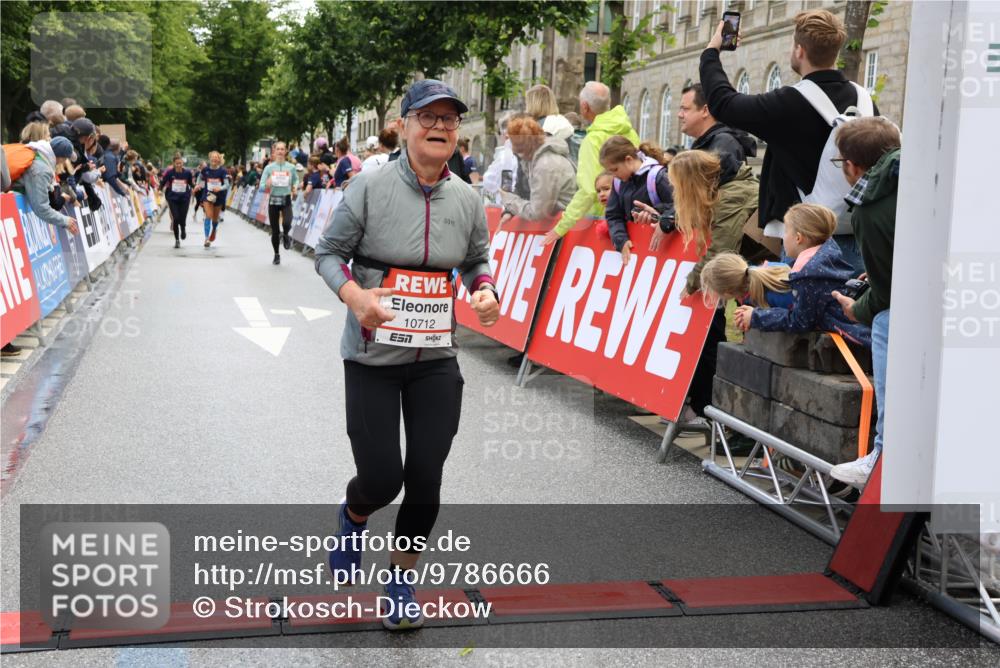 14.06.2026 - REWE Women's Run Strokosch-Dieckow http://msf.ph/oto/9786666 14.06.2026 10:09:19 Ziel 10712, 10751, 10884, 11057, 11153, 11489 meine-sportfotos.de
